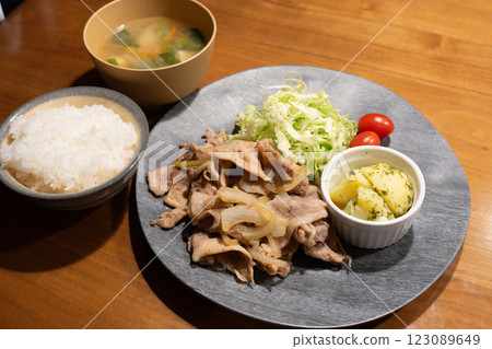 自製豬肉生煎套餐(含米飯和味噌湯) 自製豬肉生煎套餐(含米飯和味噌湯) 123089649