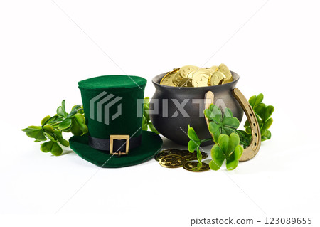 St. Patrick's Day Symbols. A green hat, black cauldron of gold coins St. Patrick's Day Symbols. A green hat, black cauldron of gold coins 123089655