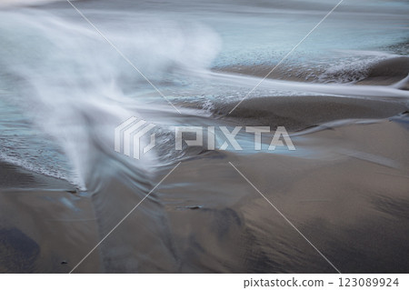 與波浪的沙灘 與波浪的沙灘 123089924