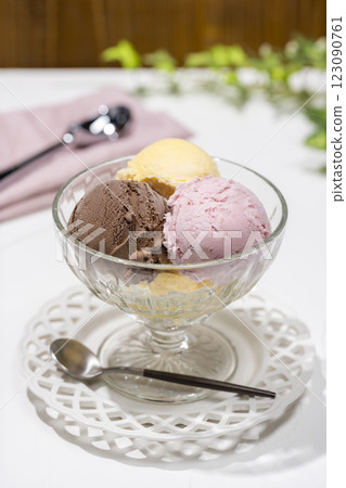 由三種色彩繽紛的冰淇淋組成的清爽甜點 由三種色彩繽紛的冰淇淋組成的清爽甜點 123090761