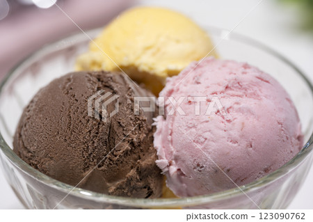 特寫：一份清爽的甜點，上面排列著三塊色彩繽紛的冰淇淋 123090762