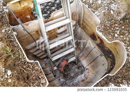 Demolition and backfilling of septic tanks during sewerage switching work 123091035