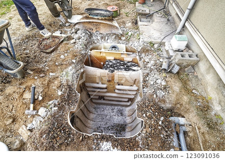 Demolition and backfilling of septic tanks during sewerage switching work 123091036
