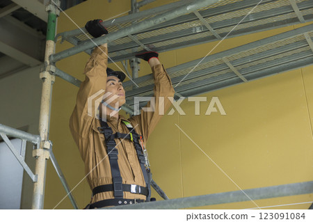 A man working at a construction site 123091084