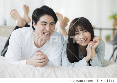 睡在床上的一對夫婦 123091155