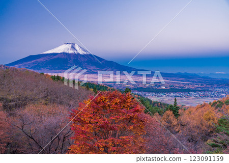 【山梨縣】從二曲嶺遠眺新雪覆蓋的富士山，秋葉美麗 123091159