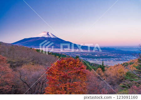 【山梨縣】從二曲嶺遠眺新雪覆蓋的富士山,秋葉美麗 【山梨縣】從二曲嶺遠眺新雪覆蓋的富士山,秋葉美麗 123091160