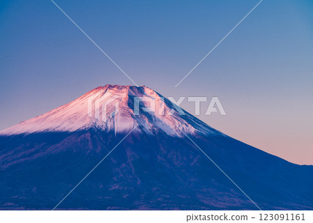 [Yamanashi Prefecture] View of Mount Fuji covered in fresh snow from Nijumagari Pass, where the autumn leaves are beautiful 123091161