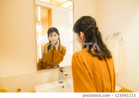 在洗手間換衣服的女人 123091213