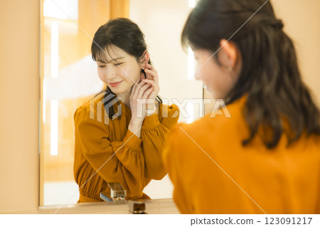 在洗手間換衣服的女人 123091217