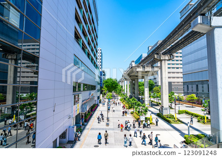 [Tokyo] Sunny Road in Tachikawa City, with a refreshing blue sky 123091248