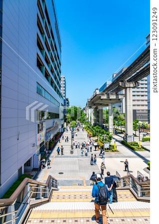 【東京】立川市陽光燦爛的道路，蔚藍的天空讓人心曠神怡 123091249