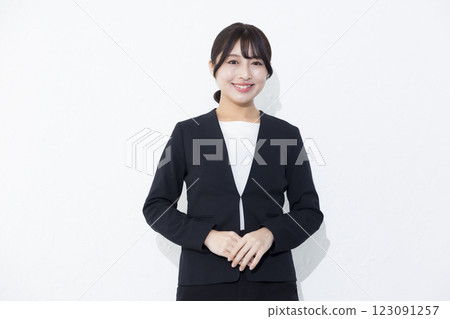 站在白色背景下的微笑女人 123091257