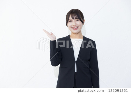 站在白色背景下的微笑女人 123091261