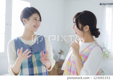 微笑的年輕托兒所老師 微笑的年輕托兒所老師 123091331