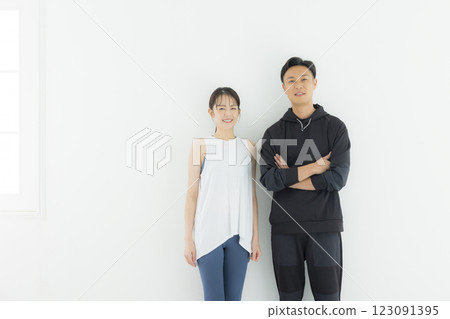穿著運動服和運動鞋的男士和女士 穿著運動服和運動鞋的男士和女士 123091395