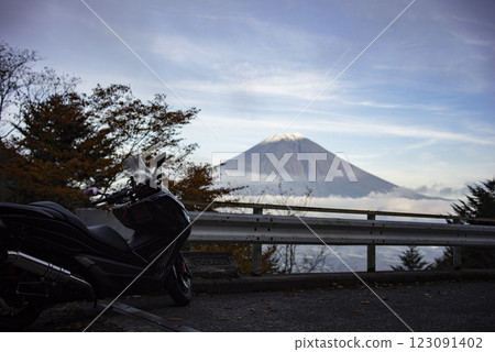 Taking a break from touring at a spot with a view of Mt. Fuji 123091402