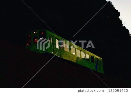 The Nishikigawa Seiryu Line gallops up the hill of Kinmeiji in the twilight. 123091420