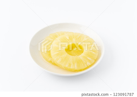 將切片鳳梨放入糖漿（罐裝）中，放在盤子上 123091787