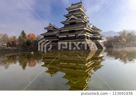 日本風景：國寶松本城晨霧瀰漫 123091836