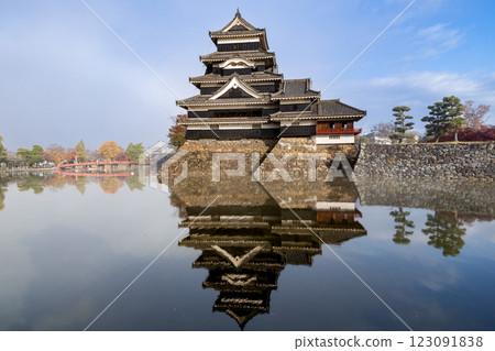 日本風景：國寶松本城晨霧瀰漫 123091838
