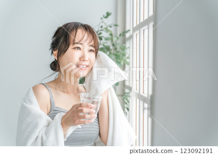 亞洲女性沐浴/訓練後飲用水(補水) 亞洲女性沐浴/訓練後飲用水(補水) 123092191