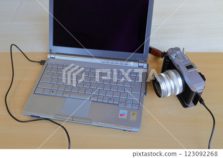 將資料從數位相機傳輸到筆記型電腦 將資料從數位相機傳輸到筆記型電腦 123092268