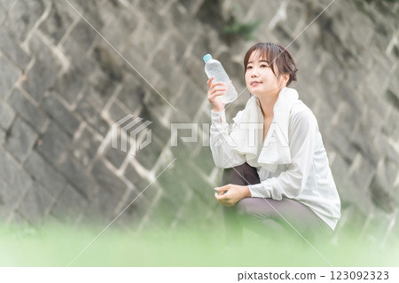 一名亞洲女性在運動/步行時補水後休息的概況 123092323