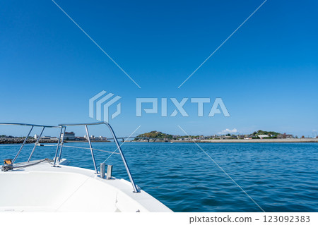 從熊本縣天草市的海豚觀賞船上眺望辻島 123092383