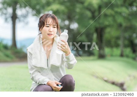 亞洲女性在運動休息期間補充水分 亞洲女性在運動休息期間補充水分 123092460