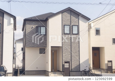 Adjacent newly built houses, detached houses 123092599