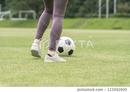 一名穿著制服在足球場上練習足球和五人制足球的日本女子 123092600