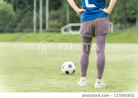 一名穿著制服在足球場上練習足球和五人制足球的日本女子 123092602