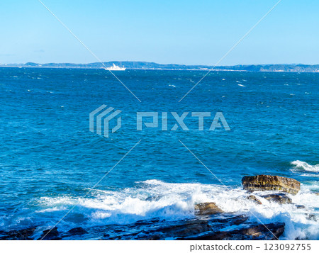 A refreshing view of Tokyo Bay from Yokosuka Kannonzaki in early winter 123092755