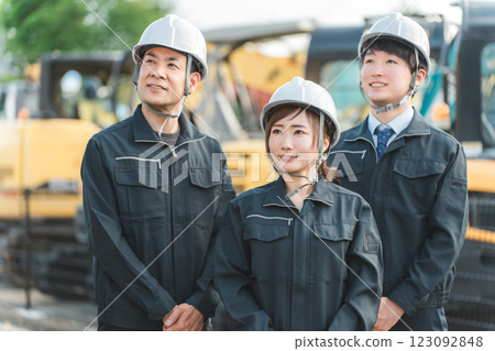 重型機械前穿著工作服的男女建築工人 123092848