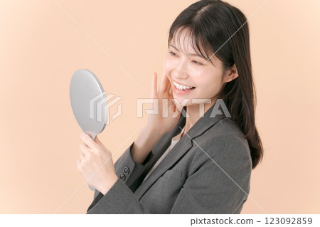 一個穿著西裝的女人照鏡子 123092859