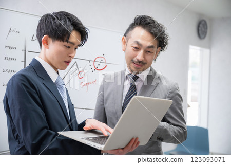 Businessman having a meeting. Teaching subordinates how to do their jobs. Image of training and mentoring new employees. Businessman having a meeting. Teaching subordinates how to do their jobs. Image of training and mentoring new employees. 123093071