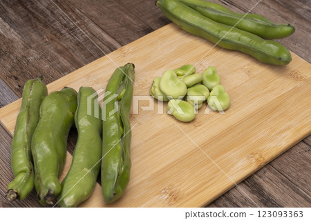 The process of making doubanjiang from broad beans 123093363