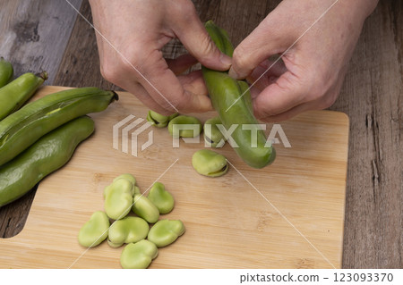 The process of making doubanjiang from broad beans 123093370