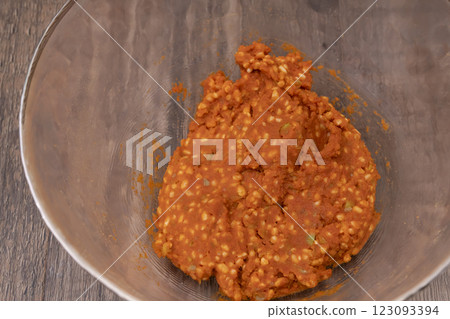 The process of making doubanjiang from broad beans 123093394