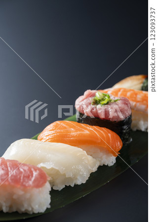 Nigiri sushi served on bamboo leaves 123093737