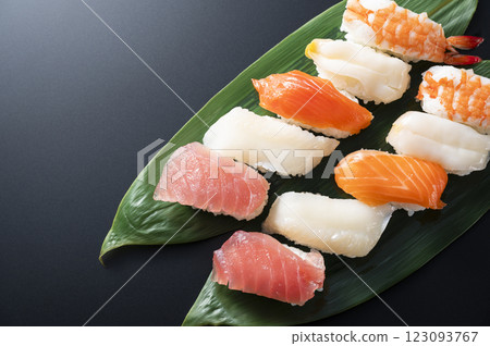Nigiri sushi served on bamboo leaves 123093767