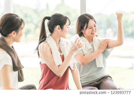 女性在健身房休息時談論肌肉 123093777