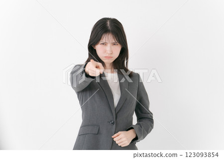帶有憤怒表情的女人 123093854