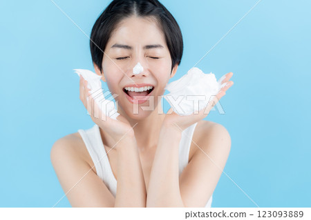 手拿泡泡的美女圖片 123093889