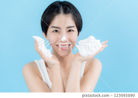 手拿泡泡的美女圖片 123093890