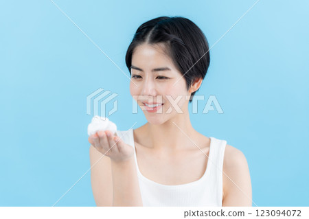 Beauty image of holding foam in hand Beauty image of holding foam in hand 123094072