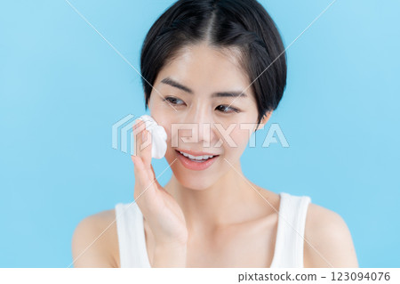 手拿泡泡的美女圖片 123094076