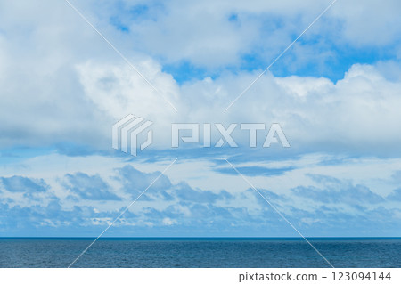 【從夏到秋的海洋大天空，天空背景與天空合成素材】 123094144