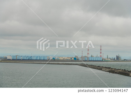 [Sunflower Furano arriving at Tomakomai Ferry Terminal, petrochemical complex and thermal power plant] 123094147